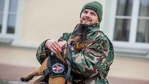 Naujų tarnybinių &scaron;unų perdavimo kinologams ceremonija VSAT būstinėje