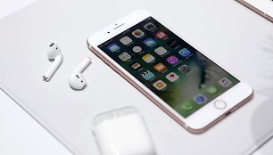 &bdquo;iPhone 7&ldquo; su &bdquo;AirPods&ldquo; ausinėmis