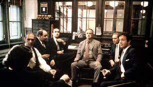Abe'as Vigoda, Richardas S. Castellano, Johnas Cazale, Marlonas Brando, Robertas Duvallis ir Jamesas Caanas filme &bdquo;Krik&scaron;tatėvis&ldquo; (1972 m.)