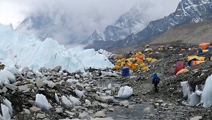 Everesto bazinė stovykla (5364 m), kur tarp Khumbu ledyno luitų kasmet pavasarį įsikuria alpinistų, kopsiančių į Everesto viršūnę, miestelis