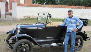 Romas Mažuolis prie restauruoto &bdquo;Ford T&ldquo;