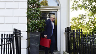 Borisas Johnsonas i&scaron;einantis i&scaron; savo namų, kuriuos dabar parduoda