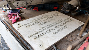 Nuimta atminimo lenta M.K.Čiurlioniui Vilniaus g. 12