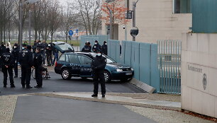 Į Angelos Merkel biuro vartus rėžėsi automobilis, padaryta nedidelė žala