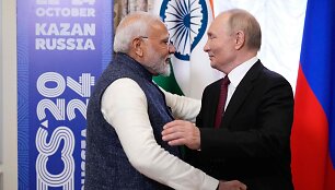 Narendra Modi ir Vladimiras Putinas / ALEXANDER ZEMLIANICHENKO / AFP