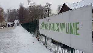 Plakatas ant P.Vilei&scaron;io progimnazijos tvoros