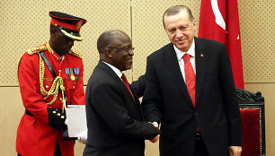 Recepas Tayyipas Erdoganas (dešinėje) ir Johnas Magufuli