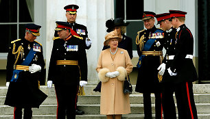 Karalienė Elizabeth II, apsupta šeimos narių