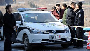 Kinijos policija vietoje, kur nuo skardžio nulėkė autobusas