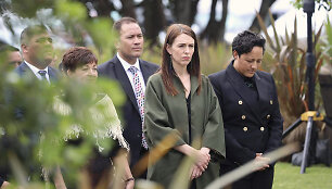 Jacinda Ardern (antra i&scaron; de&scaron;inės) pagerbė ugnikalnio i&scaron;siveržimo aukas