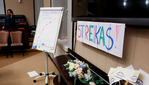 Streikuojantys mokytojai toliau lieka ministerijoje, į vidų ekonomistai nepateko