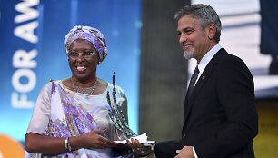 Clooney Jerevane įteikė Au&scaron;ros apdovanojimą burundietei, per karą priglaudusiai tūkstančius na&scaron;laičių