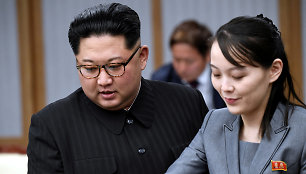 Šiaurės Korėjos lyderis Kim Jong Unas ir jo sesuo Kim Yo Jong