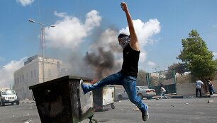 Palestinietis Al Aksos mečetės prieigose