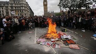 Britai protestuoja prie&scaron; konservatorių planuojamas taupymo priemones
