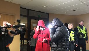 Į Klaipėdos miesto apylinkės teismą atvesdinta &bdquo;girtą&ldquo; kūdikį pagimdžiusi motina. Su sugyventiniu atvesta moteris slėpė savo veidą. 