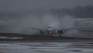 Vilniaus oro uoste nuo tako nuslydo lėktuvas