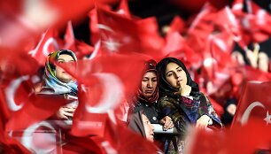 Tūkstančiai turkių pasisakė už R.T.Erdogano inicijuojamas reformas
