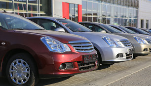 Tęsiantis problemoms tiekimo grandinėse, automobilių pardavimai ES sumažėjo penktadaliu