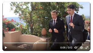 Emmanuelis Macronas ir Justinas Trudeau bendrauja per G7 susitikimą Sicilijoje 2017-aisiais