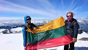 Rašytoja Rūta Mataitytė su dukra Gunde ir Lietuvos vėliava ant aukščiausios Norvegijos viršūnės Galdhøpiggen