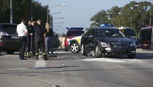 Po avarijos automobilis, kuriuo buvo vežamas &Scaron;vedijos karalius Carlas XVI Gustafas.