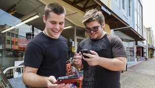 Žmonės žaidžia &bdquo;Pokemon Go&ldquo;