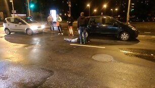 Nelaimė sostinės Savanorių prospekte: sprukęs i&scaron; parduotuvės jaunuolis pateko po ratais