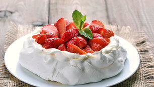 Pavlova su bra&scaron;kėmis