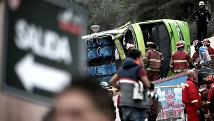 Autobusas apvirto siauroje Limos gatvėje