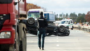 Trakų plente apsivertė BMW