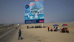 Ry&scaron;kus kontrastas tarp reklamų ir nykaus Peru peizažo