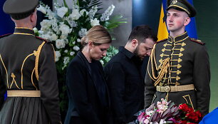 V.Zelenskis ir O.Zelenska pirmojo Ukrainos prezidento L.Kravčiuko laidotuvėse