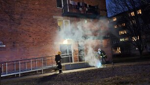 Vilniuje kilo gaisras: i&scaron; daugiabučio veržėsi dūmai