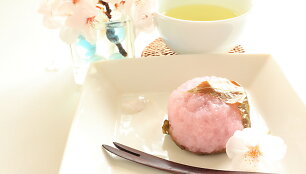 Rausvas ryžių pyragėlis &bdquo;Sakura Mochi&ldquo;.