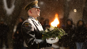 Atminimo laužų uždegimo ceremonija prie Lietuvos nacionalinio radijo ir televizijos pastato