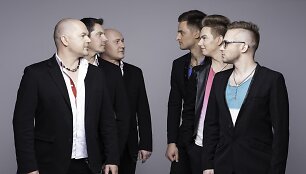 I&scaron; kairės: &bdquo;16 Hz&ldquo; nariai Petras Jucevičius, Skaidrius-Hardas Varslauskas, Robertas Jucevičius ir &bdquo;16 Hz Tribute&ldquo;: Evaldas Ragelis, Žilvinas Lipnickas, Matas Kaunietis