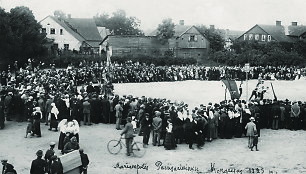 Krepšinio rungtynės Marijampolės Rygiškių Jono gimnazijos aikštėje 1925 metais