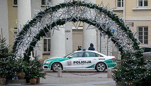 Policijos automobilis prie Kalėdinių dekoracijų