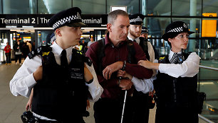 Pareigūnai Hitrou oro uoste suima pareigūną Jamesą Browną
