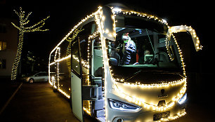 Kalėdinis autobusas aplankė Kauno kiemus