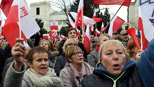 Lenkijoje &ndash; mitingas prie&scaron; vyriausybę