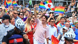 Justinas Trudeau (viduryje) gėjų parade Toronte