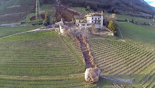Italijoje nuo kalnų atskilo ir nusirito milžini&scaron;kas riedulys