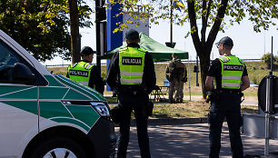 Policijos pareigūnai ir Lietuvos kariuomenės kariai Litexpo prieigose