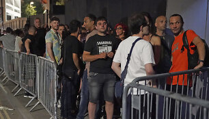 Britai stovi eilėje prie įėjimo į naktnį klubą Londone.