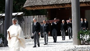 Japonijos imperatorius Akihito lankosi šintoistų šventykloje