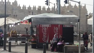 &bdquo;Coca-Cola&ldquo; &scaron;aldytuvai ir senamiesčio siena už jų