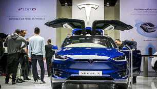 „Tesla Model X“ krosoveris Paryžiaus automobilių parodoje