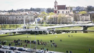 Vilniečiai džiaugiasi pražydusiomis sakuromis